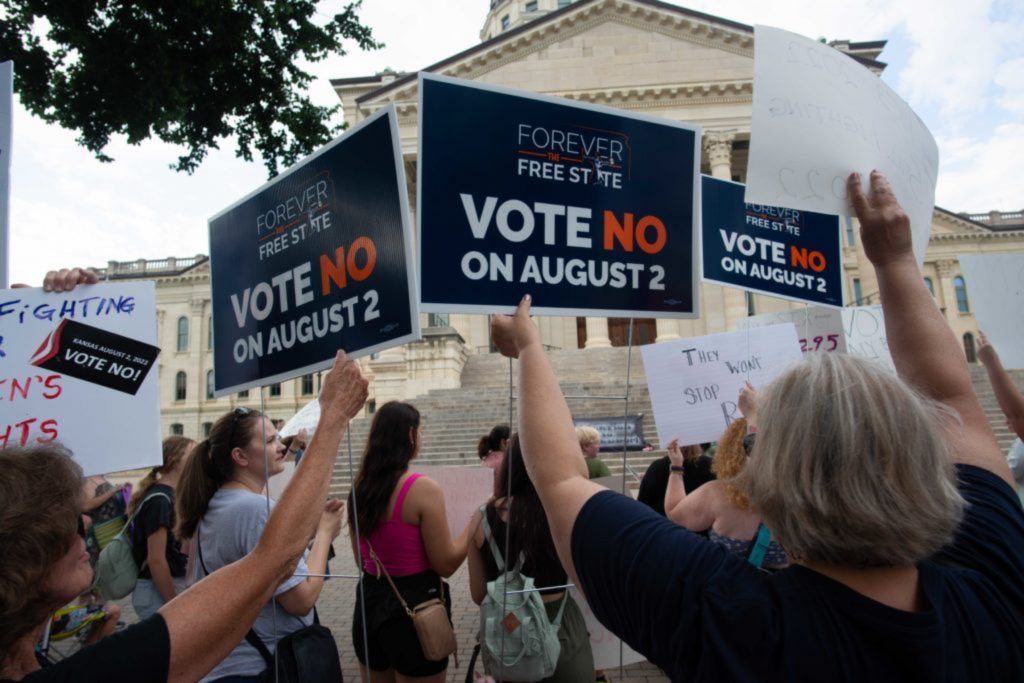 Οι ψηφοφόροι του Κάνσας καταρρίπτουν τη τροποποίηση για το δικαίωμα στην άμβλωση