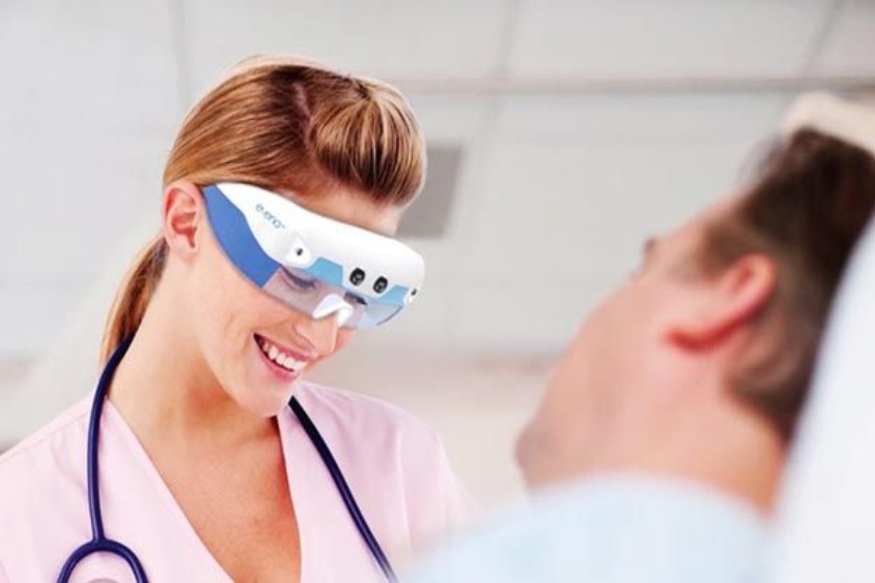 NHS: Έξυπνα γυαλιά για να έχουν οι νοσηλευτές περισσότερο χρόνο με τους ασθενείς