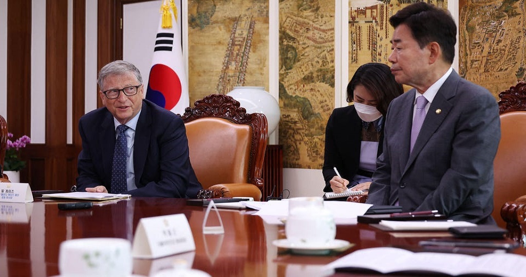 Ο Μπιλ Γκέιτς και ο πρόεδρος της Νότιας Κορέας συζητούν την επέκταση της παγκόσμιας συνεργασίας στον τομέα της υγείας