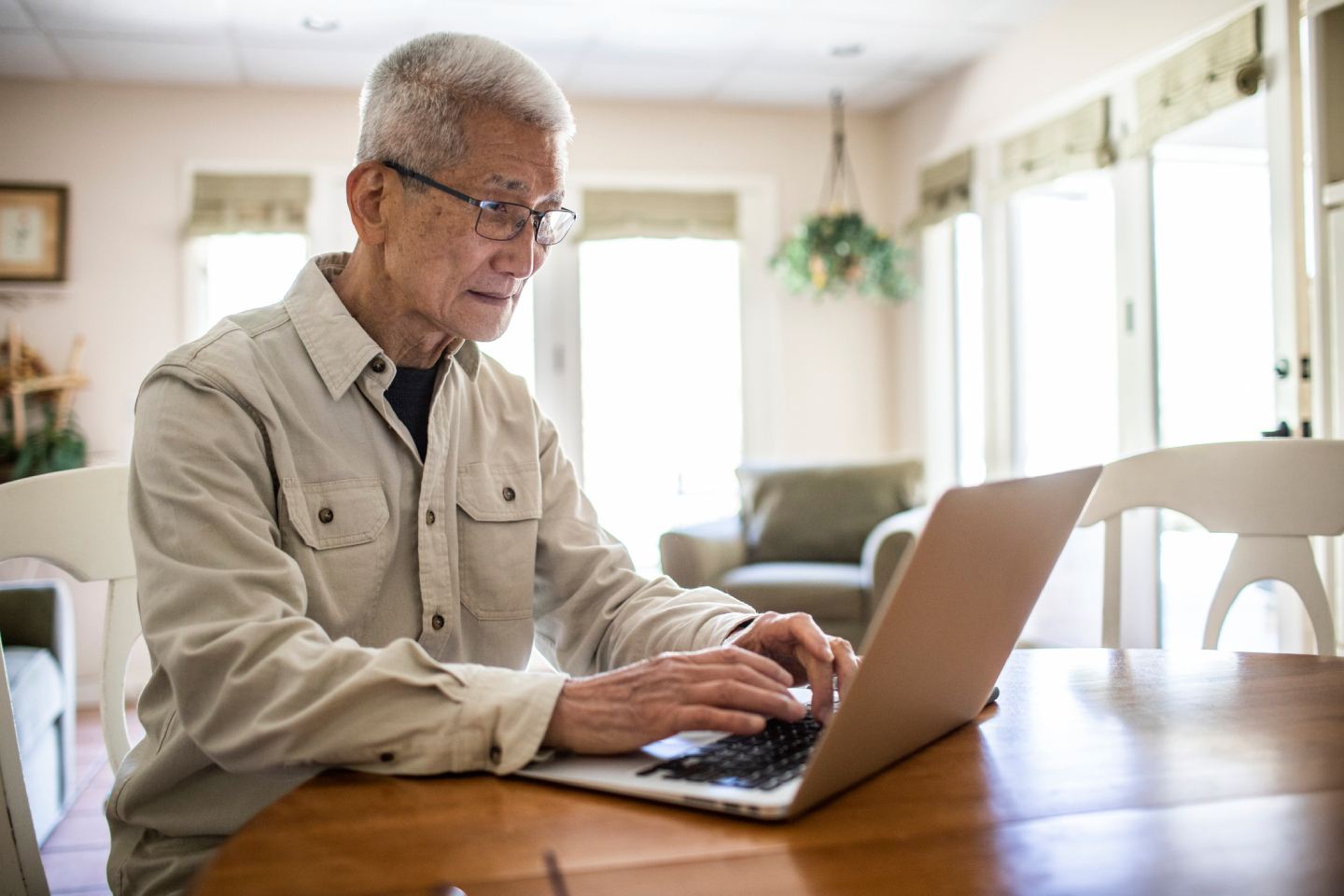 Ηλικιωμένοι: Το να κάθεσαι δίπλα σε έναν υπολογιστή βελτιώνει σωστά την ισορροπία και αποτρέπει τις επισκέψεις στα επείγοντα