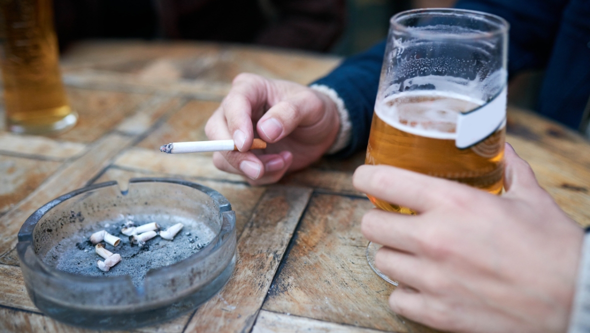 Μελέτη: Tο αλκοόλ και το κάπνισμα προκαλούν σχεδόν τους μισούς παγκόσμιους θανάτους από καρκίνο