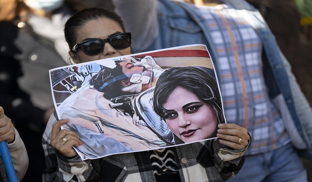 Ακτιβιστές: Το Ιράν “στραγγαλίζει” το διαδίκτυο για να περιορίσει το υλικό από τις διαδηλώσεις
