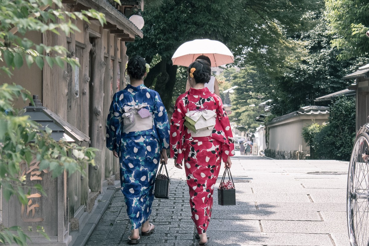 Ιαπωνία Καύσωνας: Η Κουμαγκάγια «βράζει» και μοιράζει ομπρέλες από υαλοβάμβακα σε παιδιά