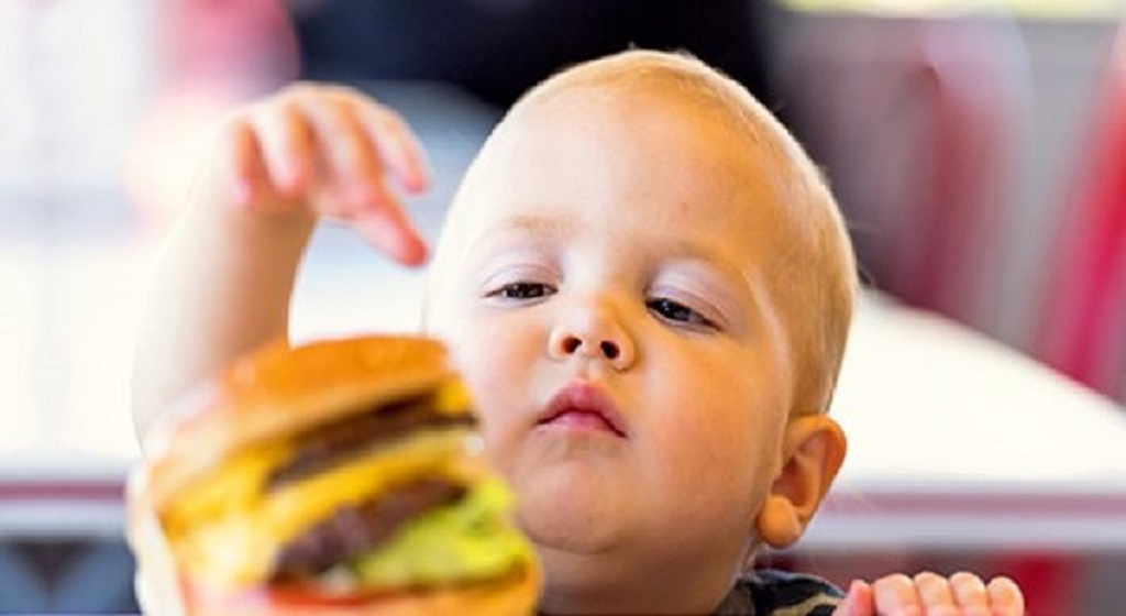 HΠΑ: Τα σνακ μεγάλου μεγέθους τροφοδοτούν το κύμα παιδικής παχυσαρκίας