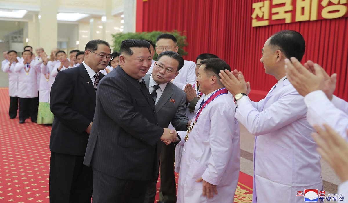 Κιμ Γιονγκ Ουν: Προτείνει ότι η Βόρεια Κορέα μπορεί να αρχίσει τους εμβολιασμούς COVID καθώς πλησιάζει ο χειμώνας