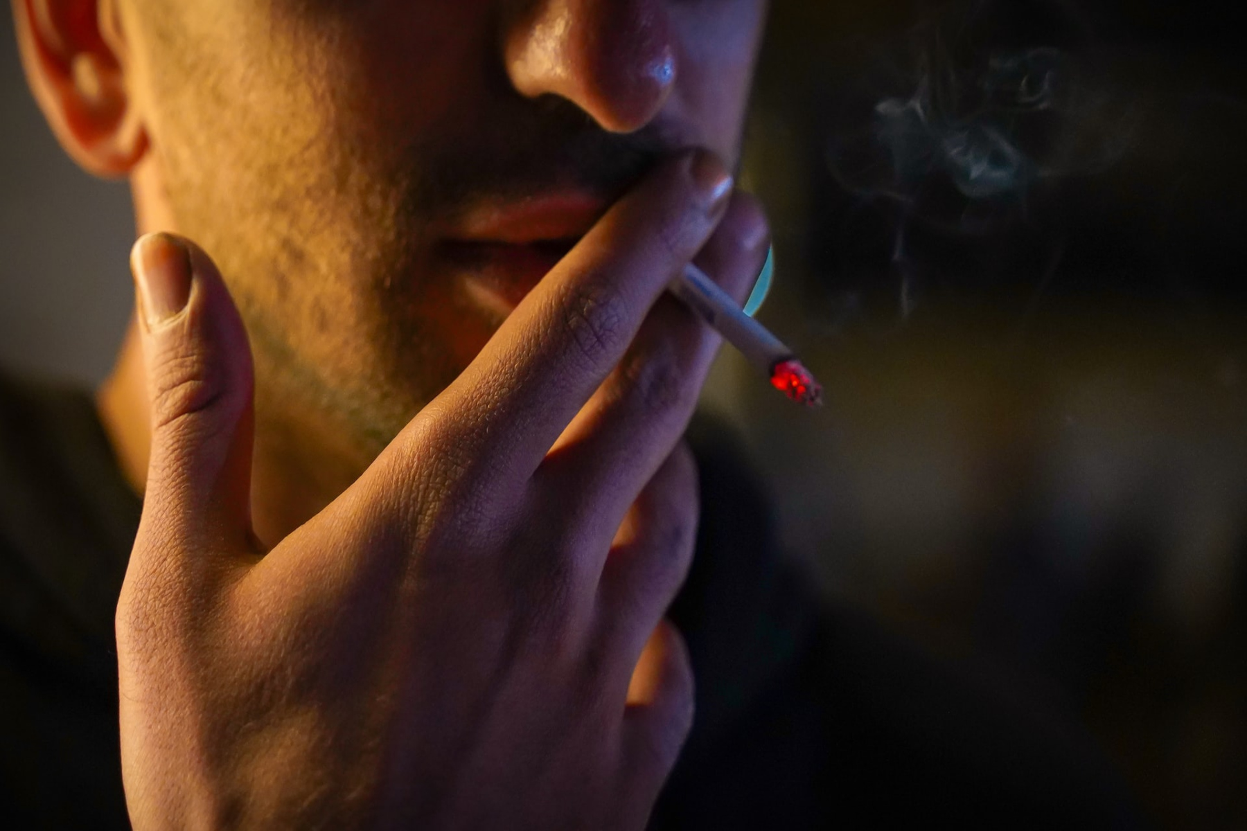 Κάπνισμα: Οι έφηβοι είναι πιο πιθανό να καπνίσουν εάν βλέπουν τους γονείς να το κάνουν