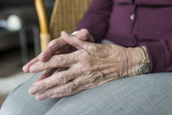 Γηρατειά: Τι σημαίνει να πεθαίνεις από «γηρατειά»;