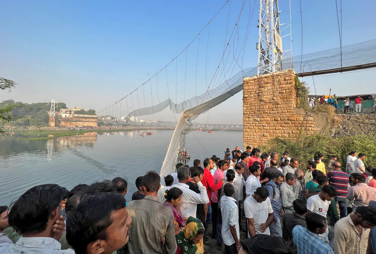 Ινδία: Κατάρρευση γέφυρας σκότωσε τουλάχιστον 132 άτομα, ενώ πολλά εισήχθησαν σε νοσοκομεία σε κρίσιμη κατάσταση.