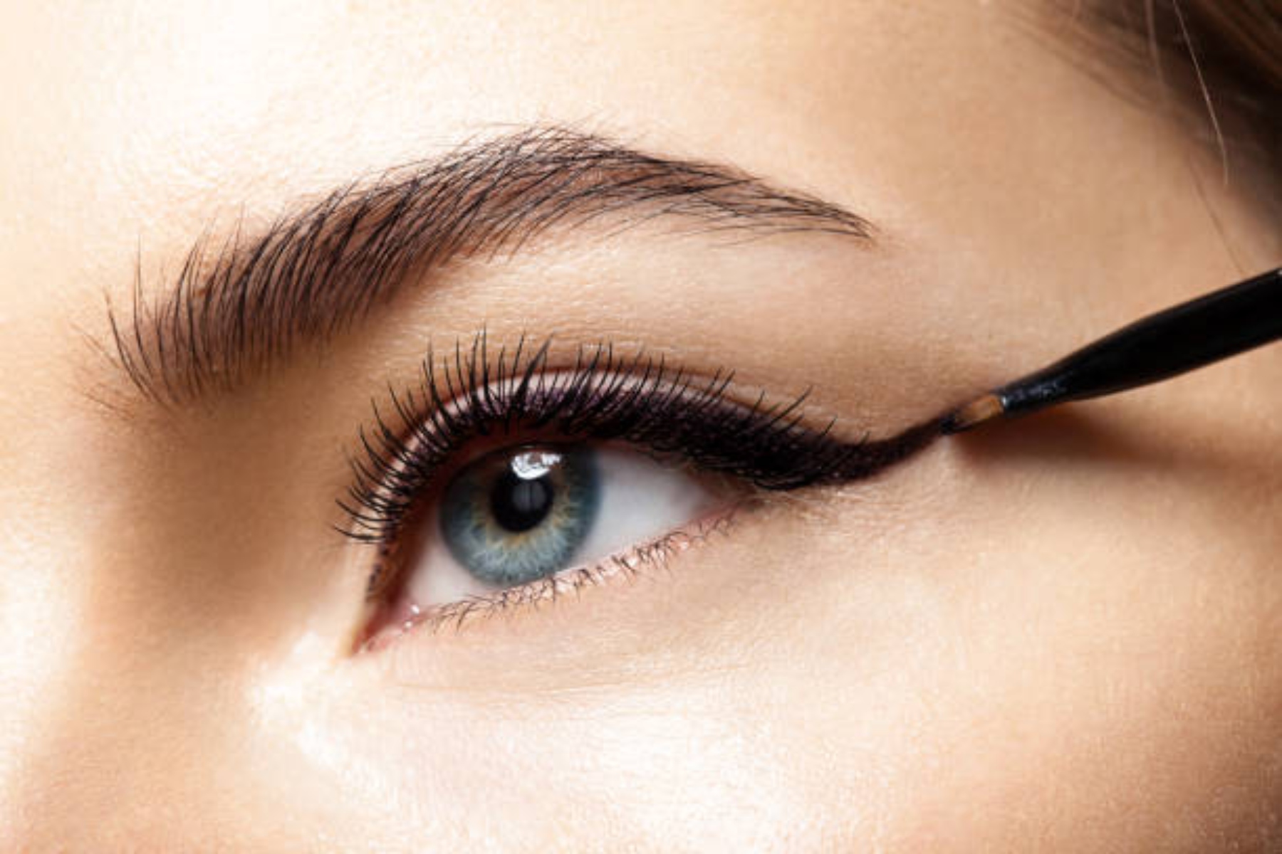 Eyeliner: Πώς να το εφαρμόσετε σωστά σε 5 απλά βήματα
