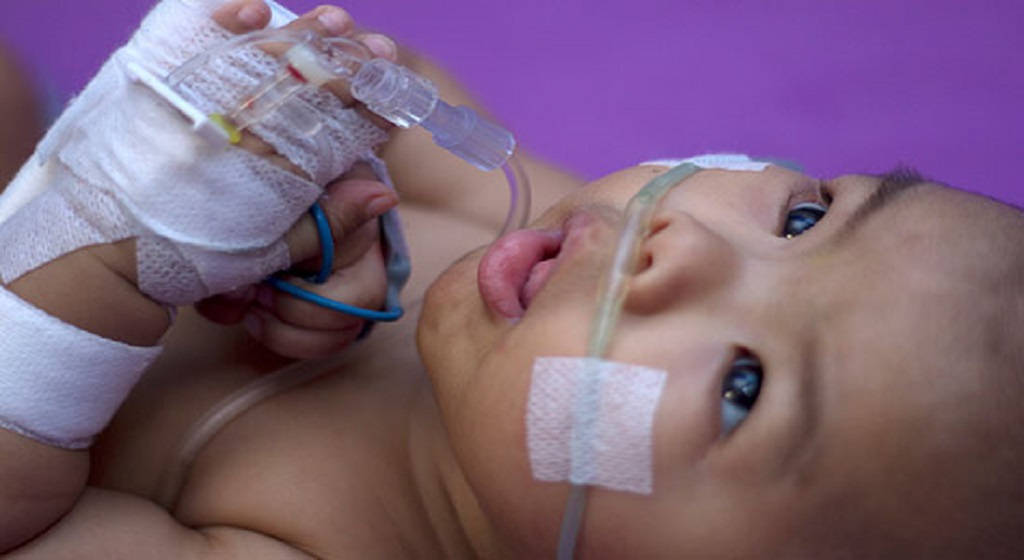Κόσμος: Ο ιός του αναπνευστικού στα παιδιά, καθώς και η γρίπη και η COVID, αυξάνονται κατακόρυφα