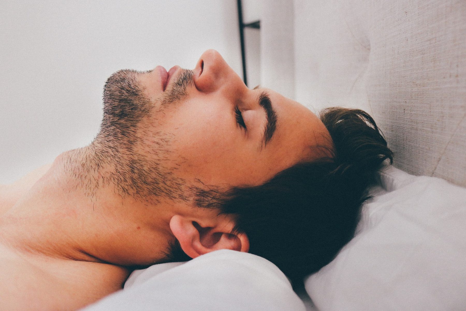 Υπνική άπνοια: Ποιες είναι οι καλύτερες στάσεις ύπνου για να την αντιμετωπίσετε;