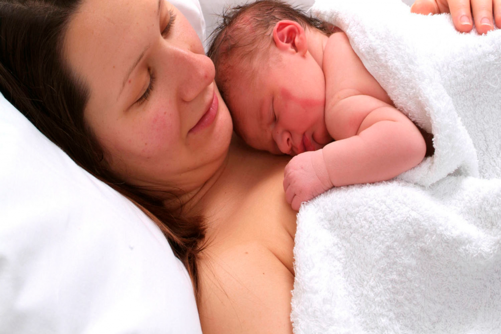 Πόσο σημαντική είναι η πρώτη επαφή της μητέρας με το μωρό κατά τη διάρκεια της καισαρικής τομής