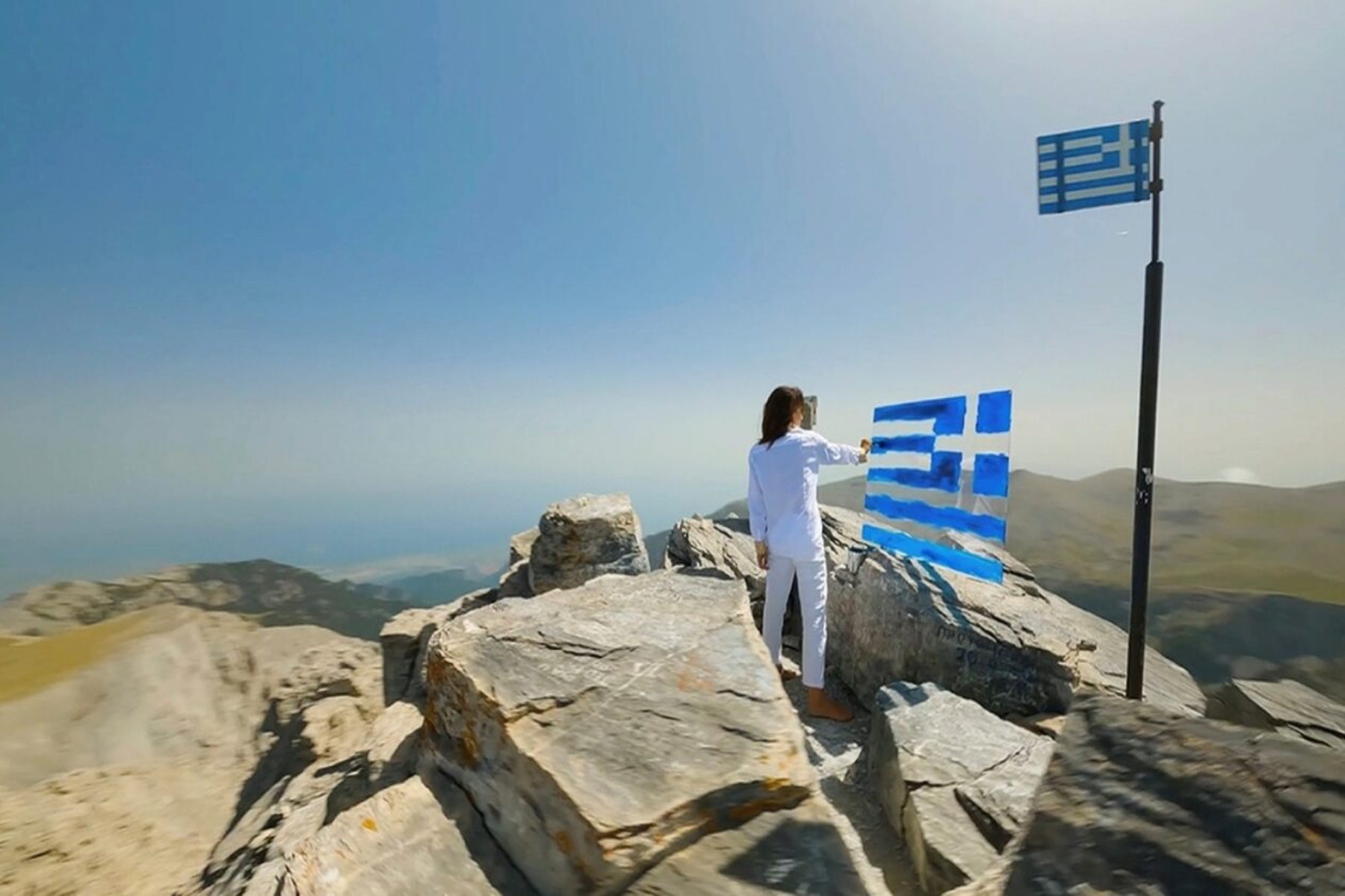 Ελληνική σημαία: Η Καρολίνα Ροβύθη δημιουργεί μια ελληνική σημαία στον Όλυμπο
