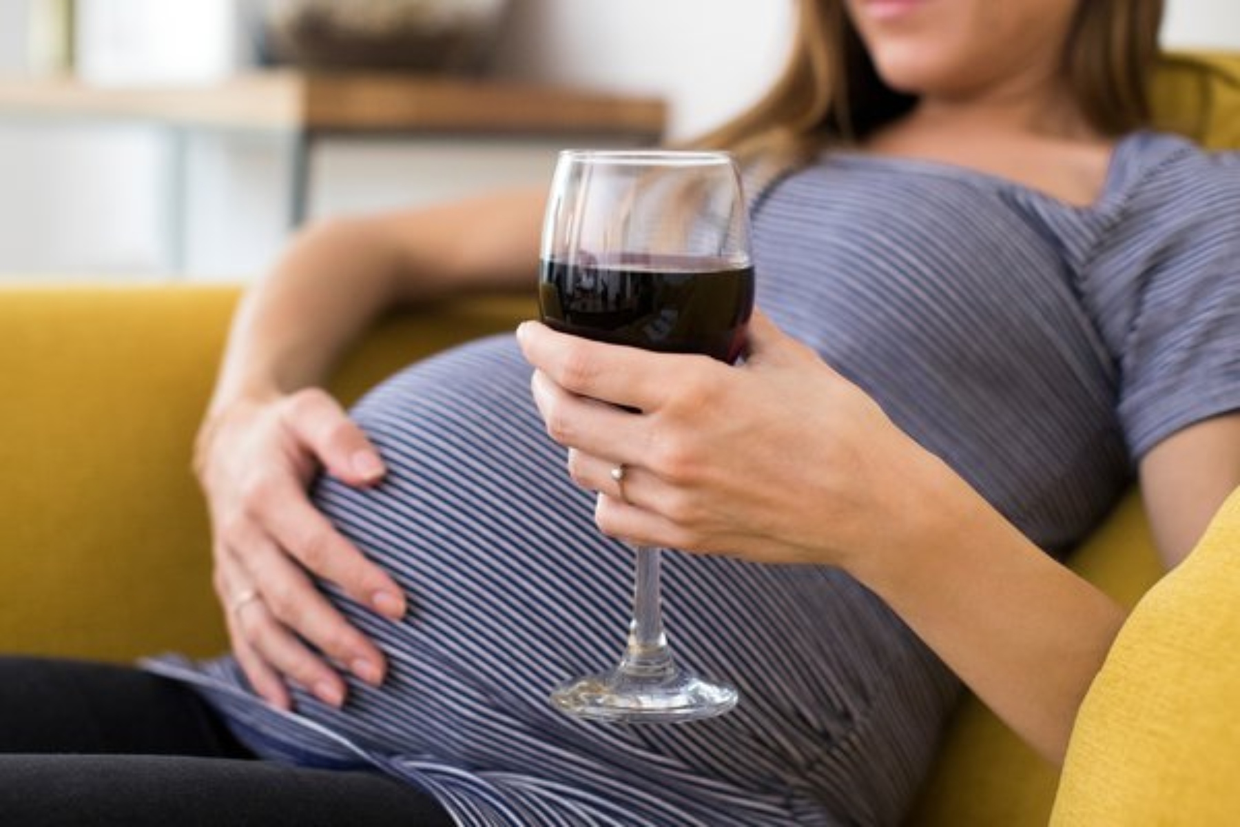 Εγκυμοσύνη: Πώς το αλκοόλ επηρεάζει το έμβρυο;