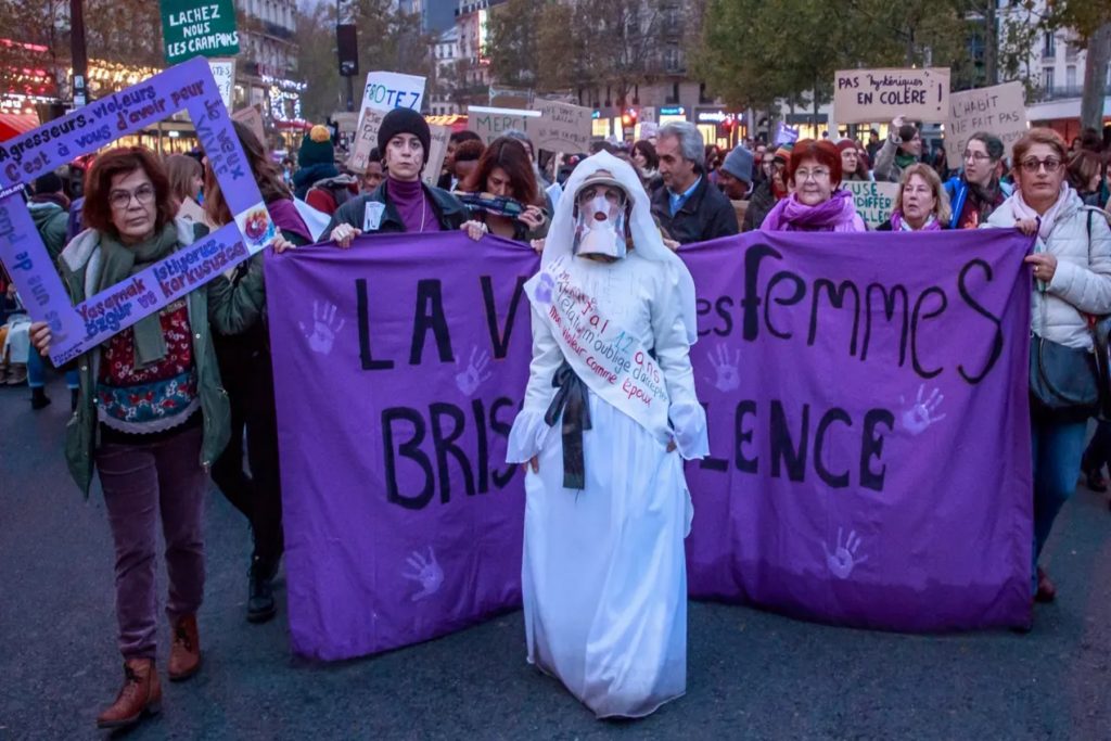 Δεκάδες χιλιάδες διαδηλώνουν στη Γαλλία απαιτώντας δράση κατά της έμφυλης βίας