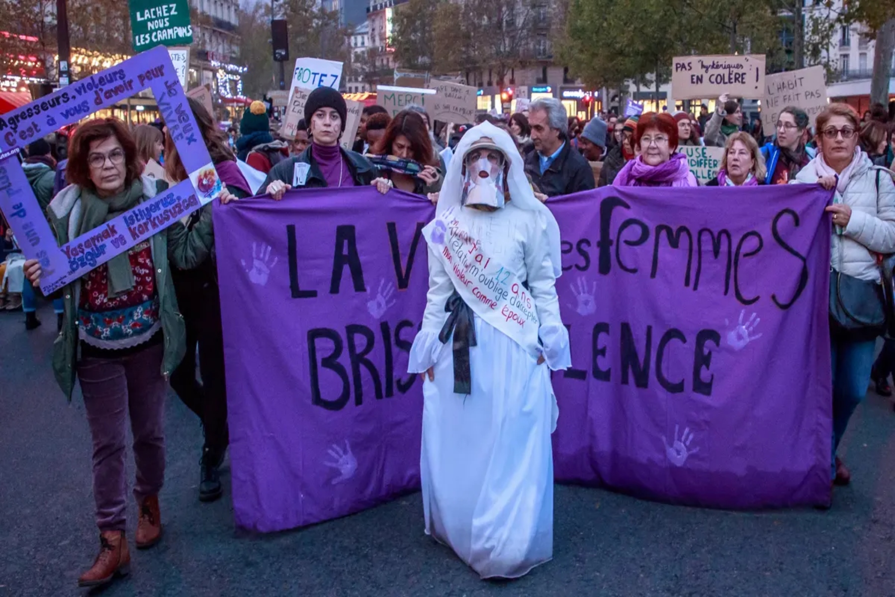 Γαλλία: Δεκάδες χιλιάδες διαδηλώνουν απαιτώντας δράση κατά της έμφυλης βίας