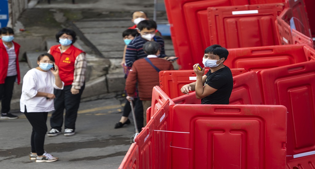 Το Guangzhou της Κίνας κλειδώνει εκατομμύρια ανθρώπους στον αγώνα 