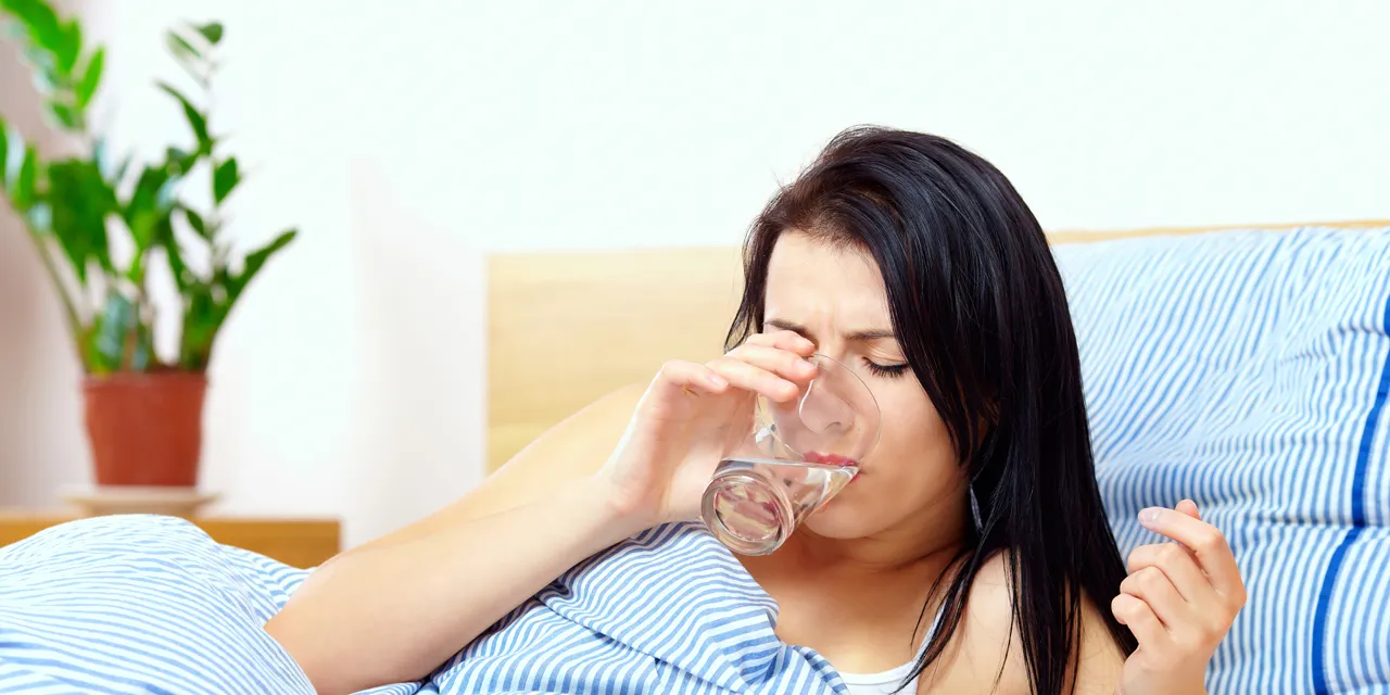 Ειδικοί: Αποκαλύπτουν τα πλεονεκτήματα και τα μειονεκτήματα της κατανάλωσης νερού πριν από τον ύπνο