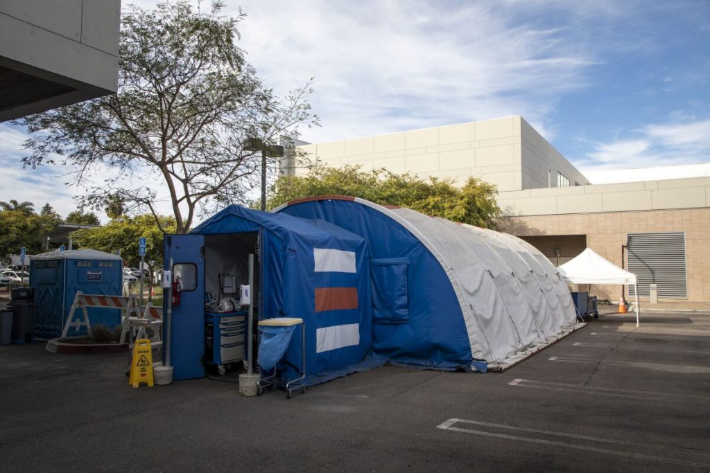 Τα νοσοκομεία της Καλιφόρνια χρησιμοποιούν σκηνές υπερχείλισης για την αύξηση του αριθμού των ασθενών με γρίπη