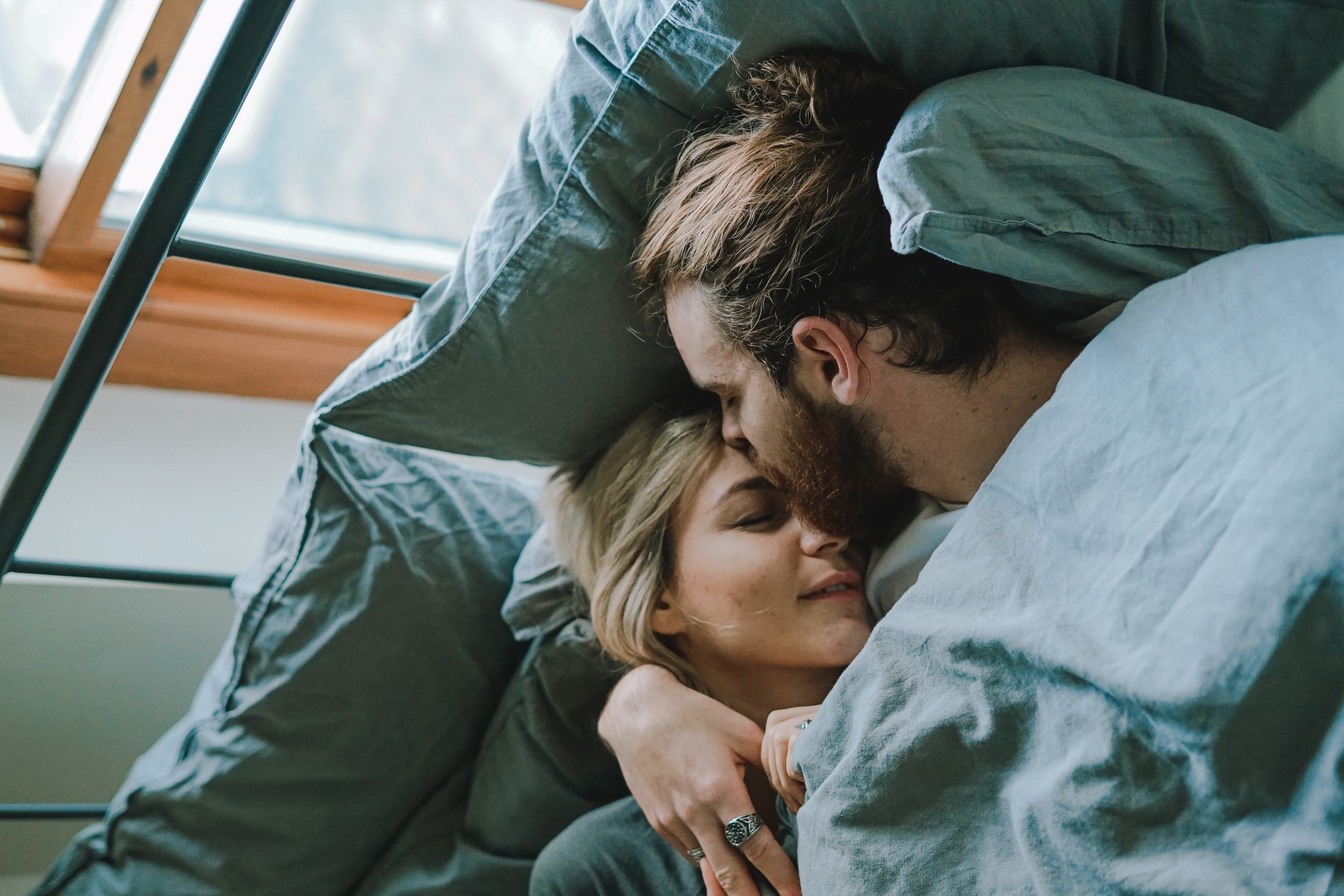 Σεξουαλική υγεία: Είναι κακό για την σχέση σας να κοιμάστε σε χωριστά κρεβάτια;