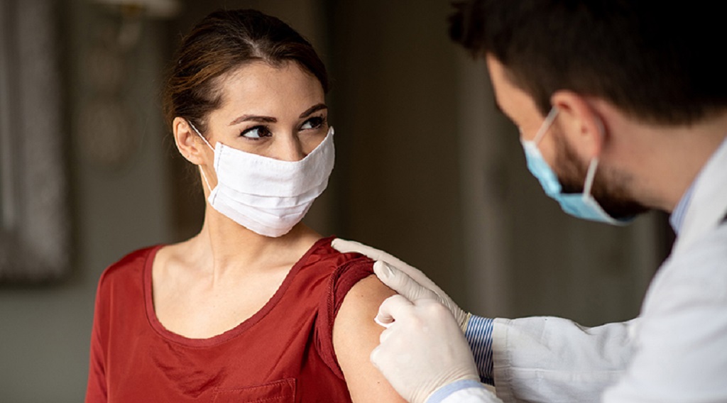 Εμβολιασμοί COVID-19: Διαπιστώθηκε ότι προκαλούν μικρές προσωρινές αλλαγές στην έμμηνο ρύση