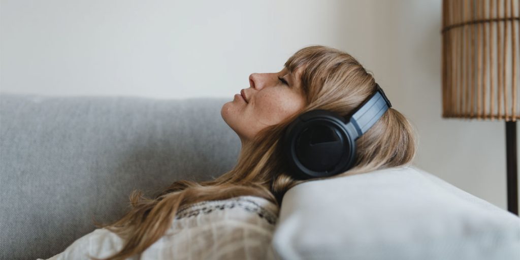 Νέα ψυχολογική έρευνα δείχνει ότι τα αγαπημένα σας τραγούδια αποκαλύπτουν το στυλ προσκόλλησής σας