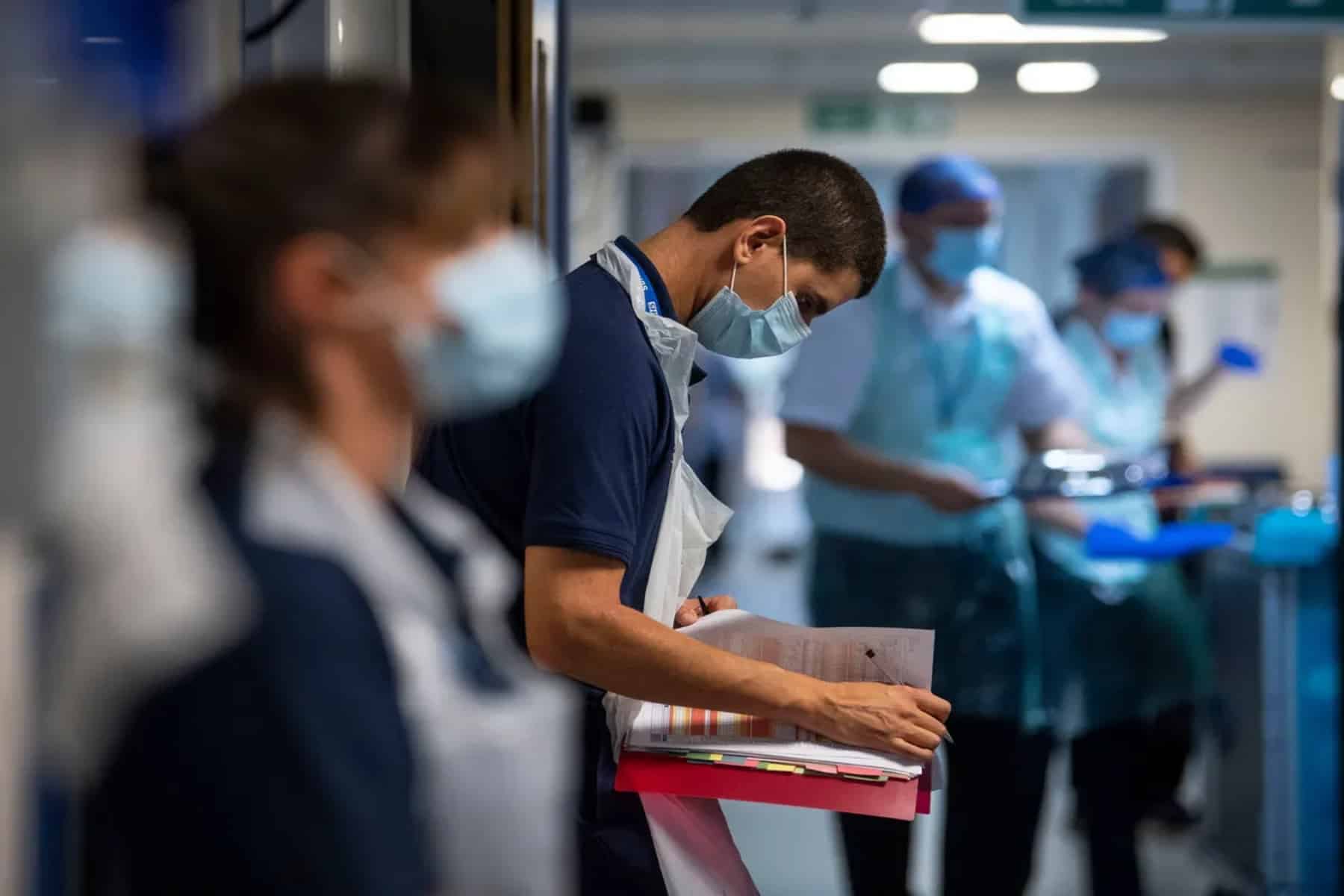 NHS: Εκατομμύρια Βρετανοί ασθενείς περιμένουν εβδομάδες για να λάβουν περίθαλψη