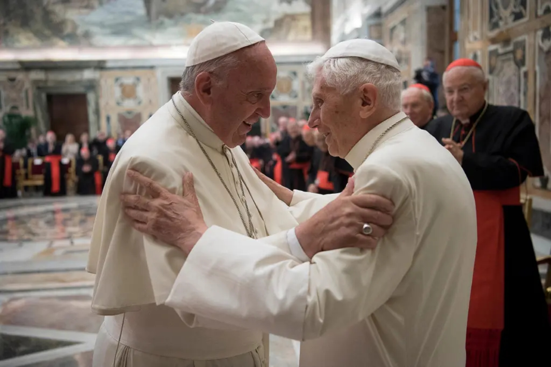 Πάπας Φραγκίσκος: Ζητά προσευχές για τον πολύ άρρωστο Βενέδικτο XVI