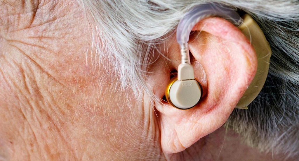 ΗΠΑ FDA: Εισάγει φθηνότερα και ευκολότερα ακουστικά βαρηκοΐας
