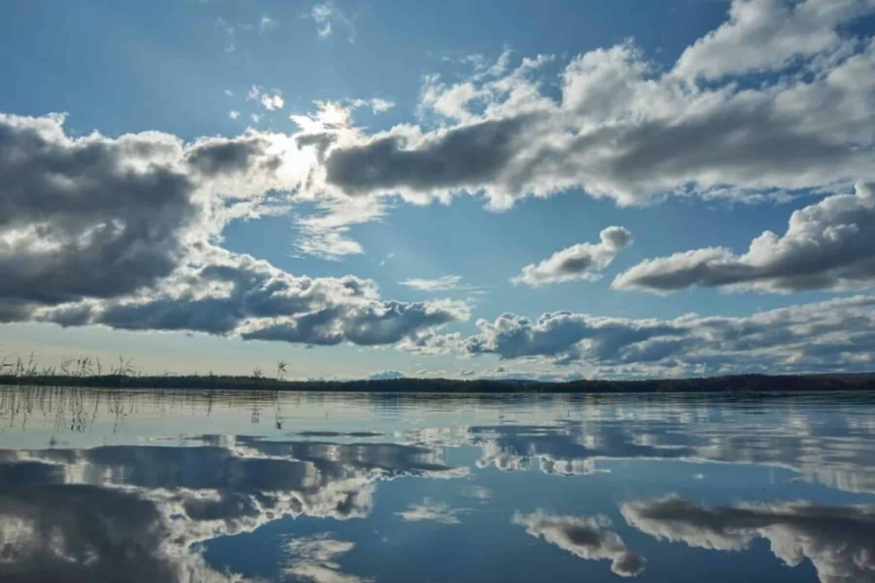 Καιρός Πρωτομαγιά: Άστατος καιρός με νεφώσεις και τοπικές βροχές