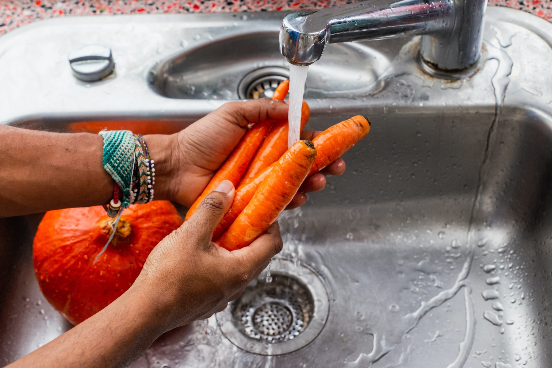 Διατροφή: 6 τροφές που πρέπει να πλένετε πριν τις καταναλώσετε