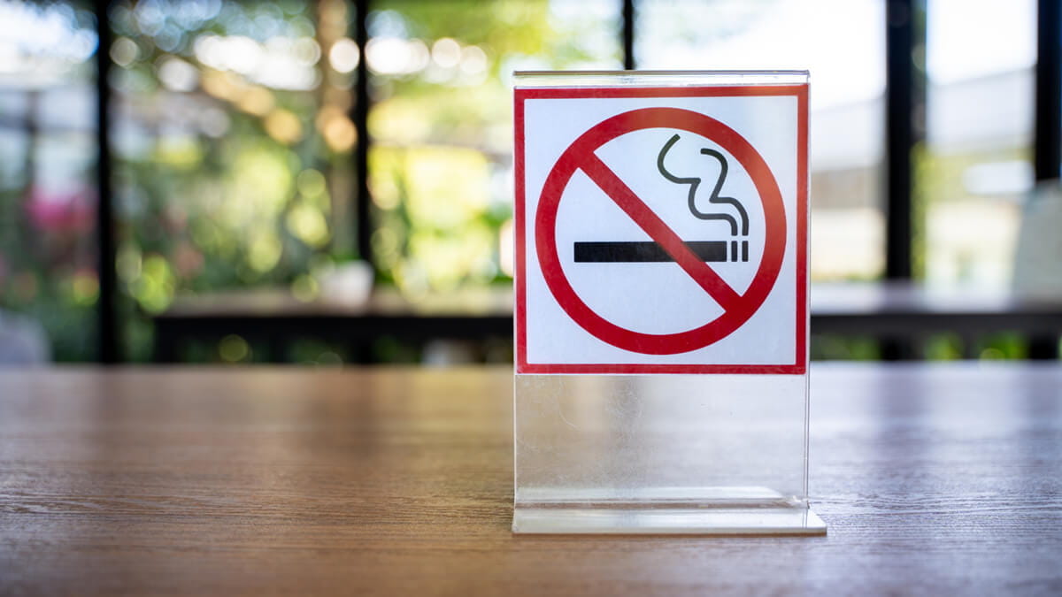 Αγγλία: Απομακρύνεται περαιτέρω από τον στόχο για το 2030 για την απαλλαγή από το κάπνισμα