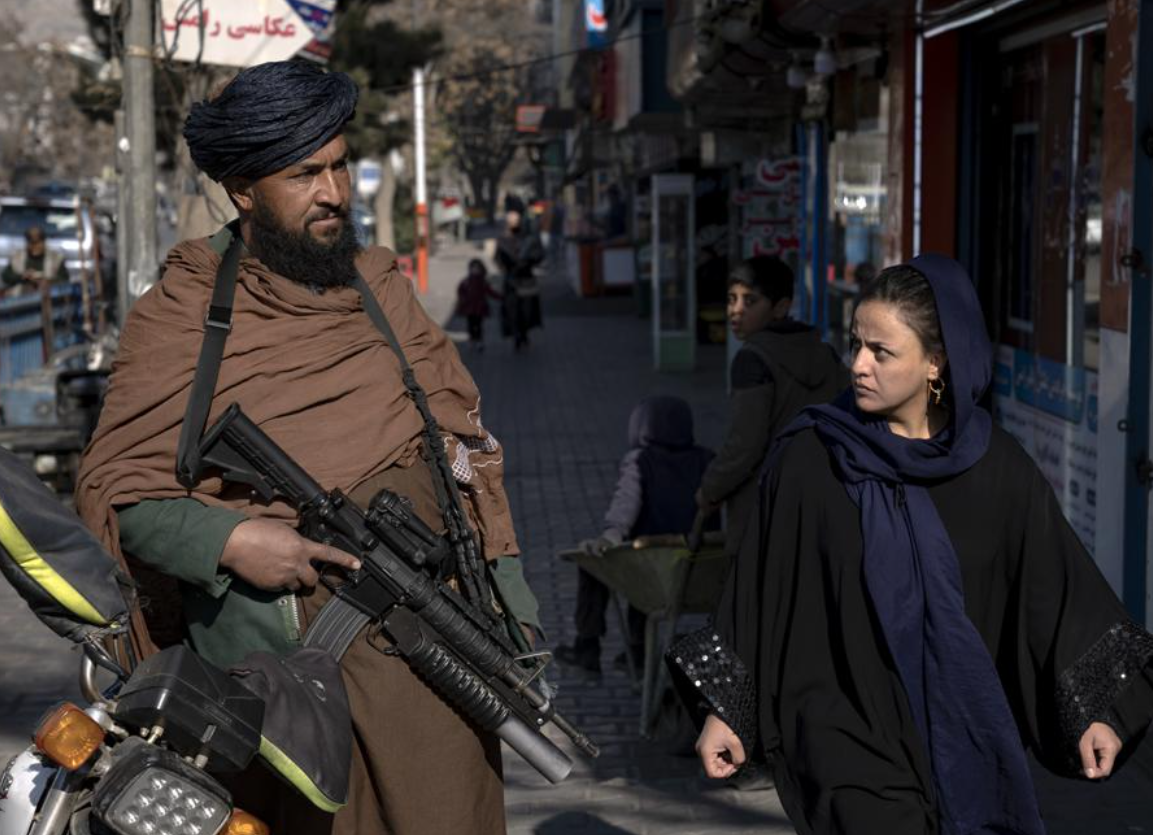 “Περήφανη και Δυνατή”: Μόνη διαμαρτυρόμενη εναντίον της πανεπιστημιακής απαγόρευσης των Ταλιμπάν