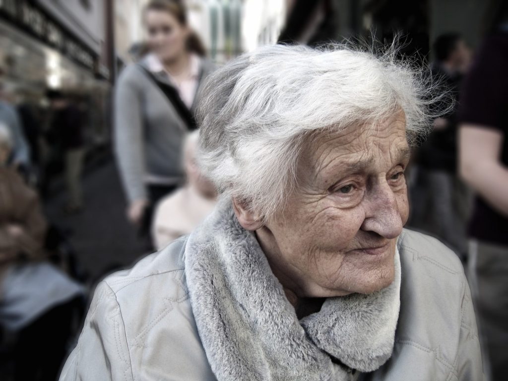 Το υψηλό κόστος εμποδίζει τους ηλικιωμένους να αναζητήσουν επείγουσα περίθαλψη