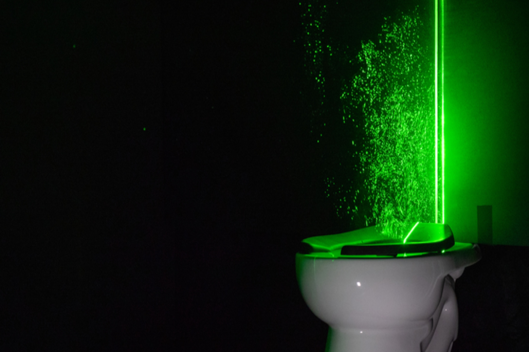 Laser: Αποκαλύπτουν ότι πρέπει να κλείνετε το καπάκι της τουαλέτας