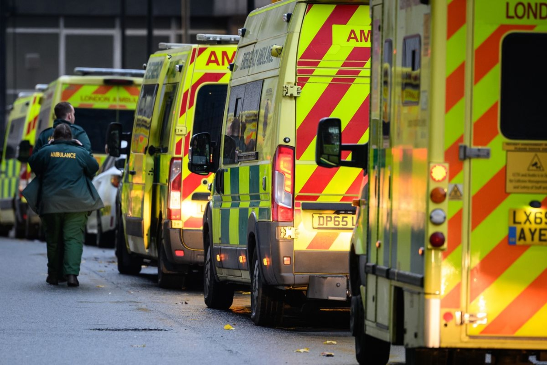 Ηνωμένο Βασίλειο: Ρεκόρ στις ουρές ασθενοφόρων μαρτυρά την πίεση στο NHS
