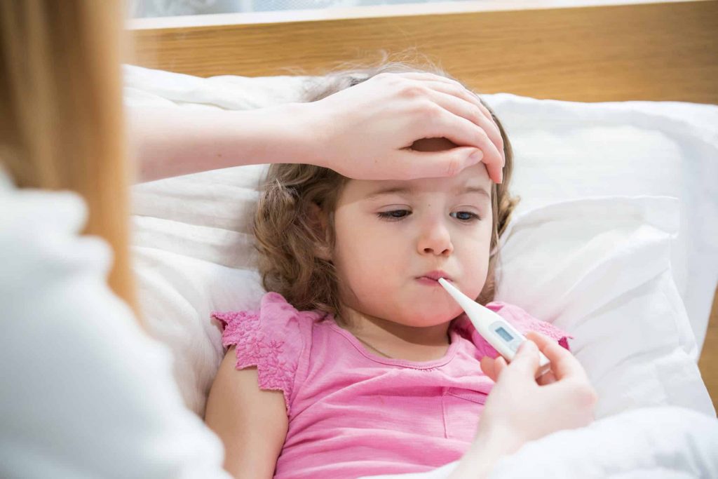 Πώς να βοηθήσω το παιδί μου να νιώσει καλύτερα με πυρετό;
