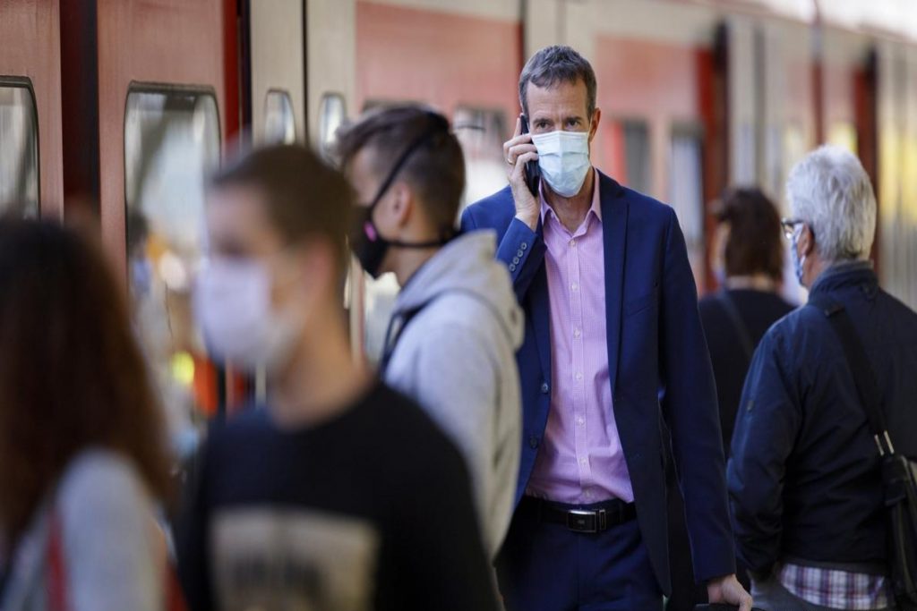 Η Γερμανία καταργεί την εντολή μάσκας στις μεταφορές μεγάλων αποστάσεων