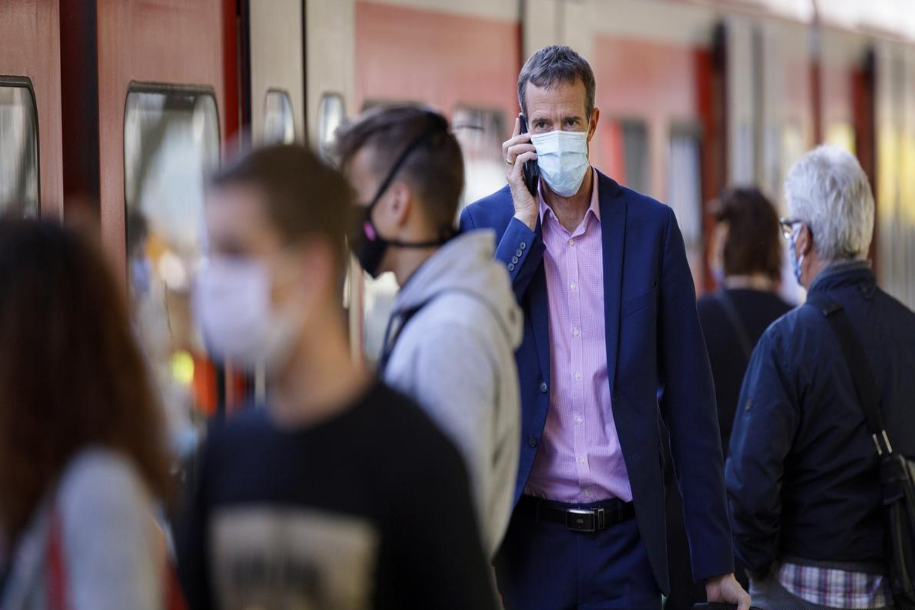 Γερμανία: Καταργεί την εντολή μάσκας στις μεταφορές μεγάλων αποστάσεων
