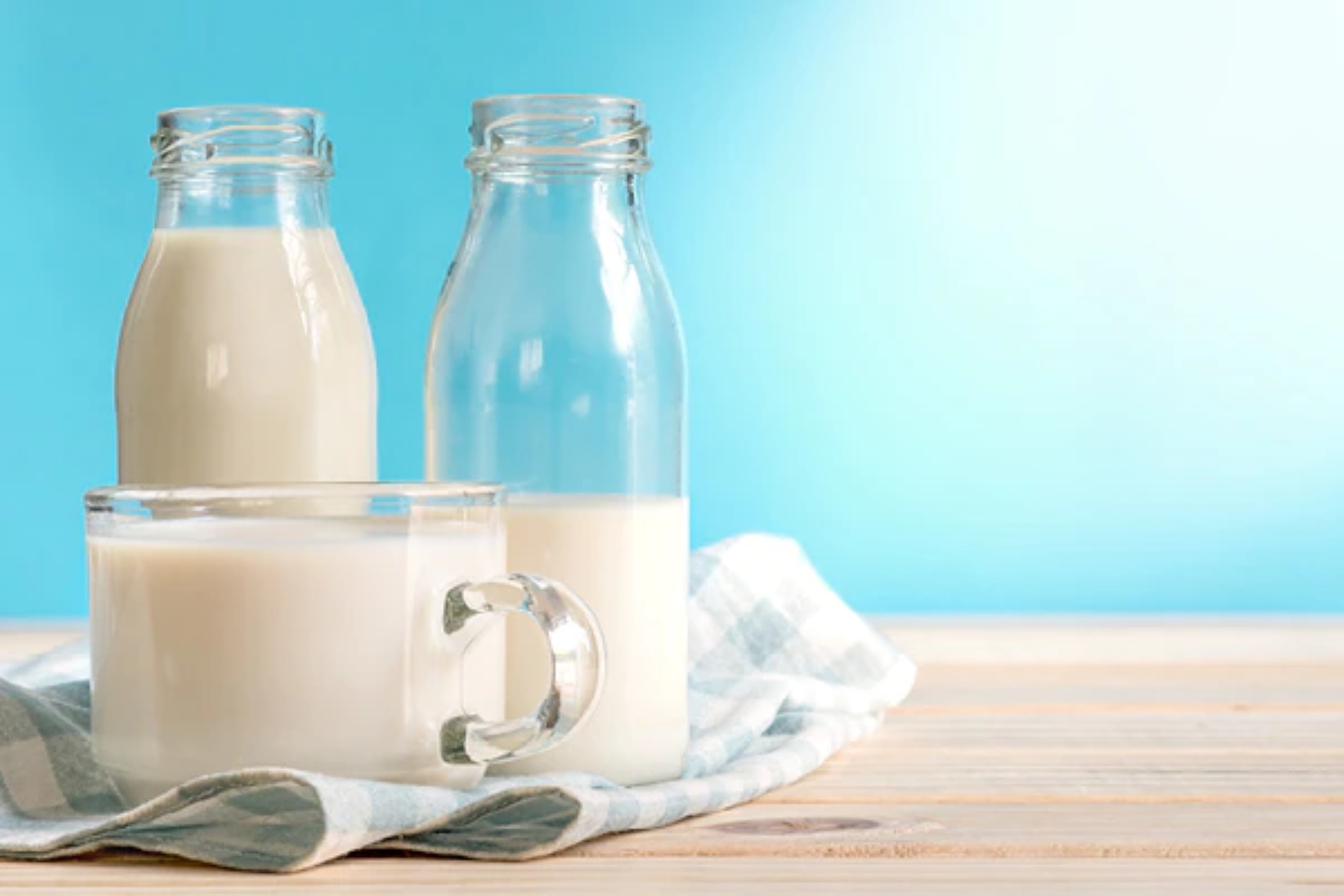 Γάλα: Γνωρίζετε ότι ένα ποτήρι γάλα μπορεί να δώσει λάμψη στο δέρμα σας;