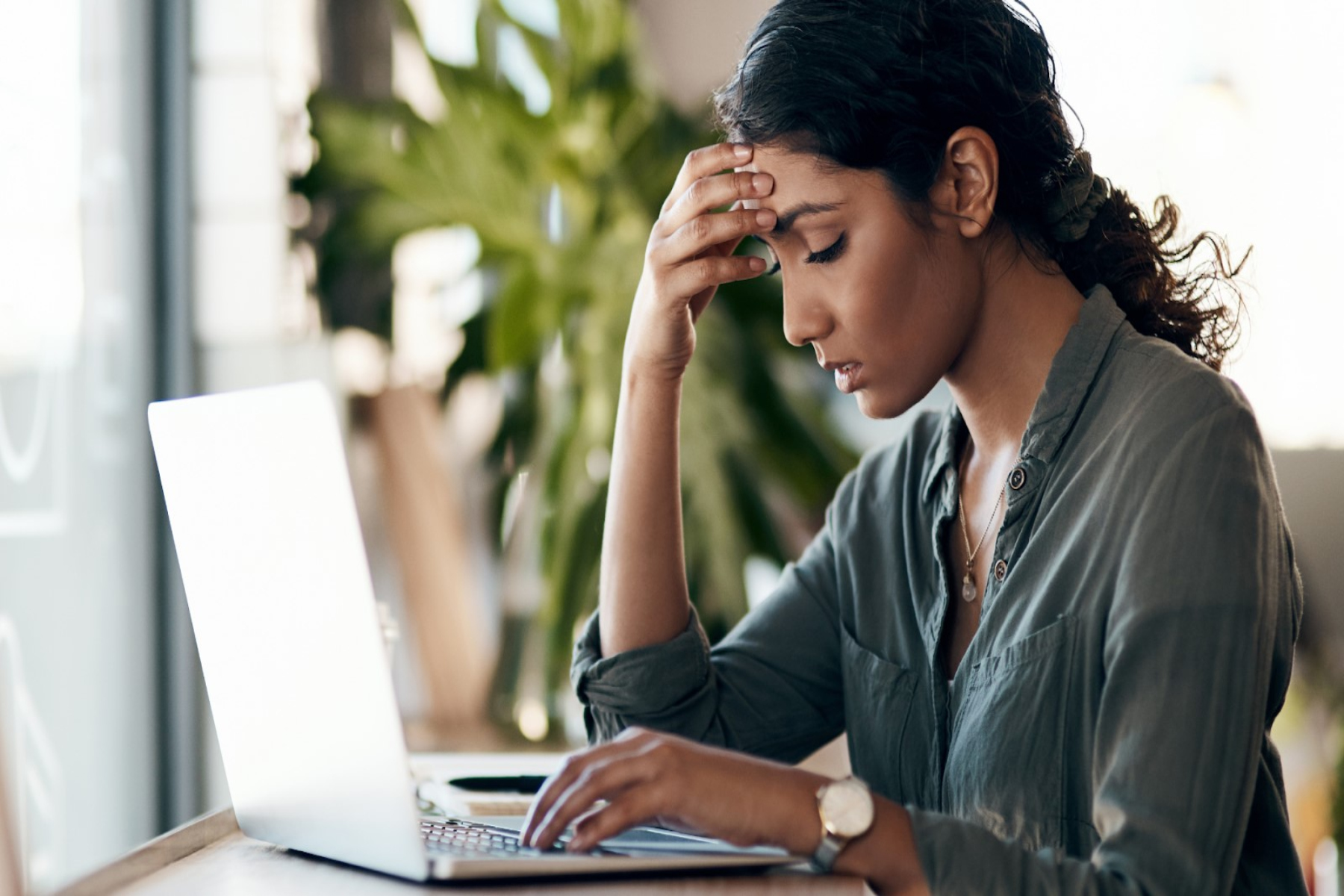 Burnout: Ποια είναι τα 5 στάδια του εργασιακού burnout;