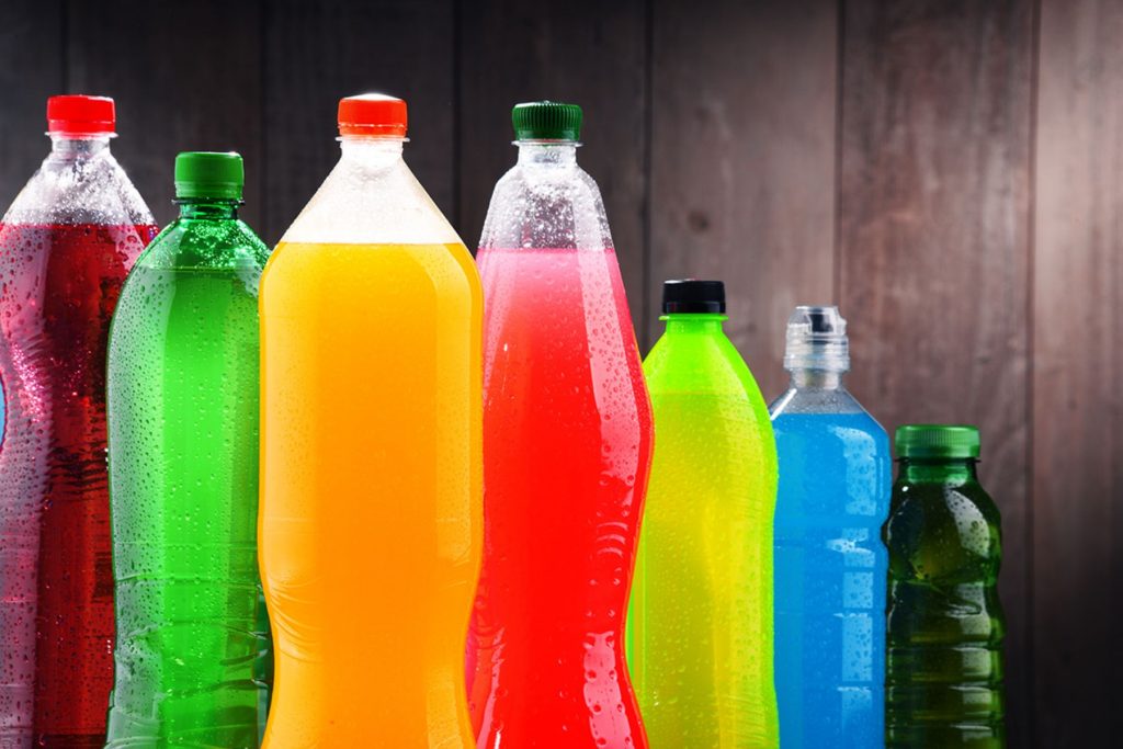 Επιβάλλονται φόροι στα ζαχαρούχα ποτά και στα πλαστικά μιας χρήσης