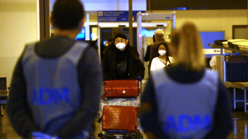 Η Γαλλία και η Βρετανία επιβάλλουν ελέγχους COVID σε ταξιδιώτες από την Κίνα