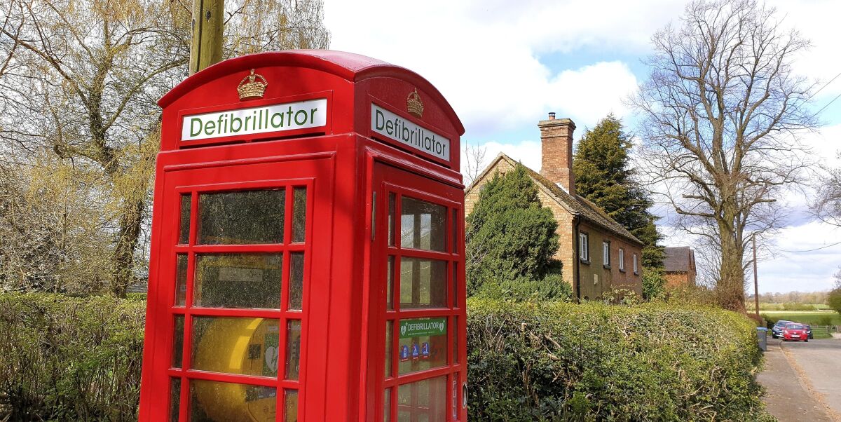 Ηνωμένο Βασίλειο: Οι απινιδωτές στους τηλεφωνικούς θαλάμους προηγήθηκαν για πολύ καιρό της COVID