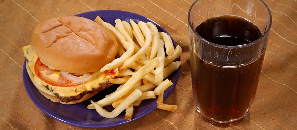 Fast Food: Η κατανάλωση γρήγορου φαγητού συνδέεται με ηπατική νόσο