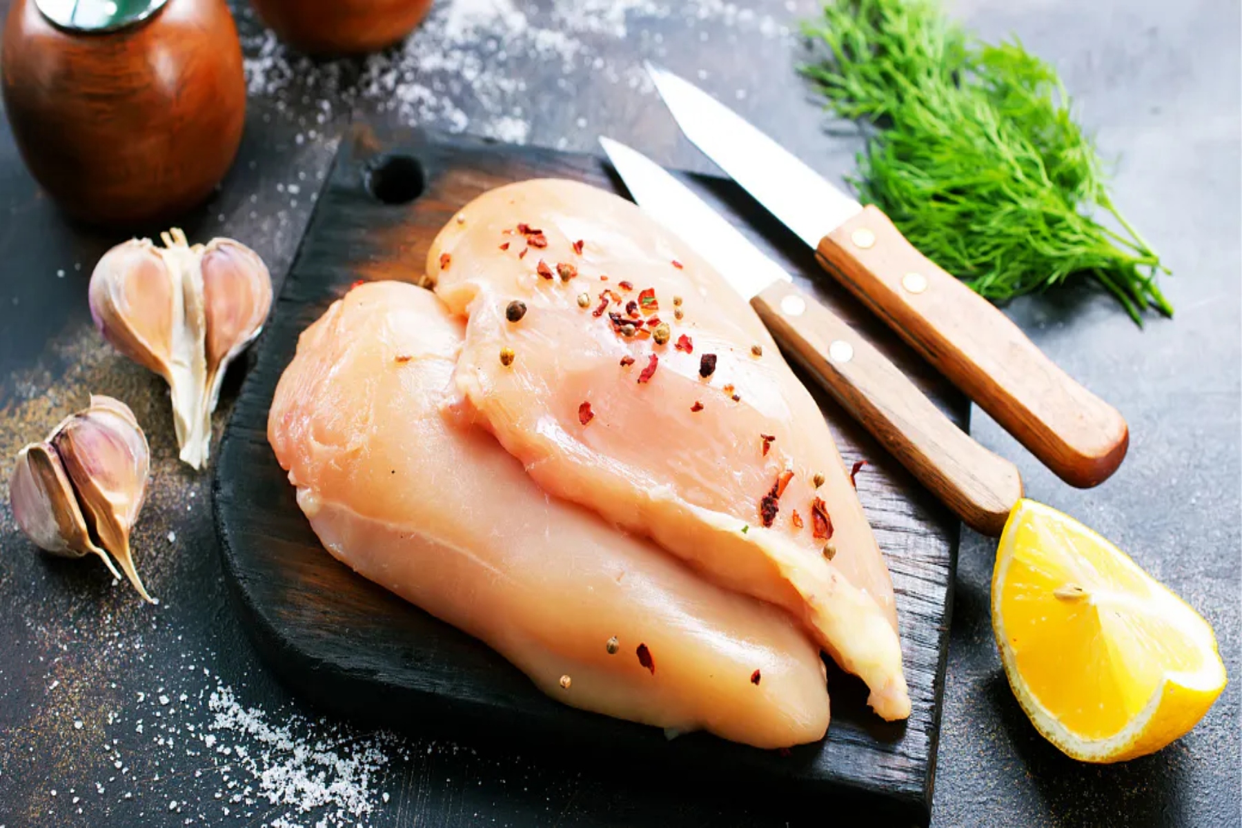 Ασφάλεια τροφίμων: Δεν πρέπει να πλένετε το ωμό κοτόπουλο πριν το μαγειρέψετε
