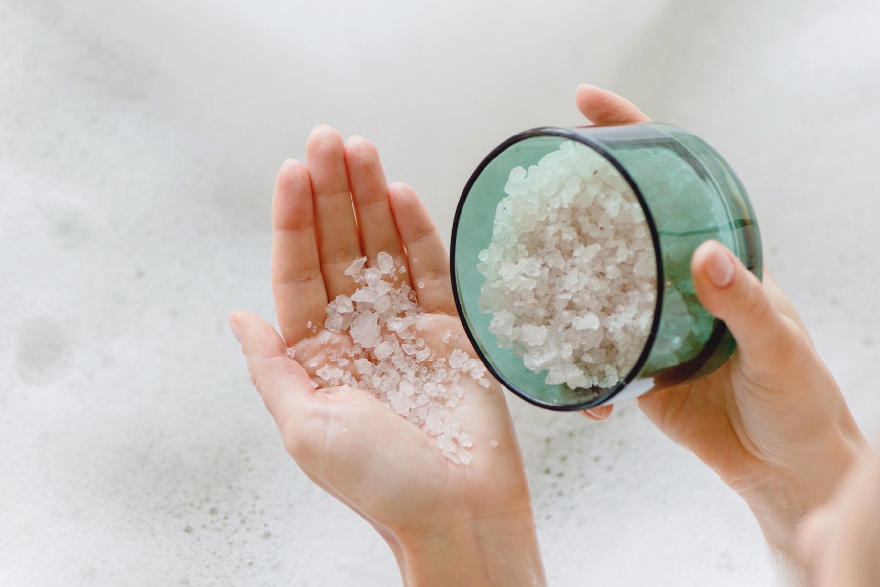 Άλατα: Γιατί πρέπει να εντάξετε τα bath salts στην χαλάρωσή σας;