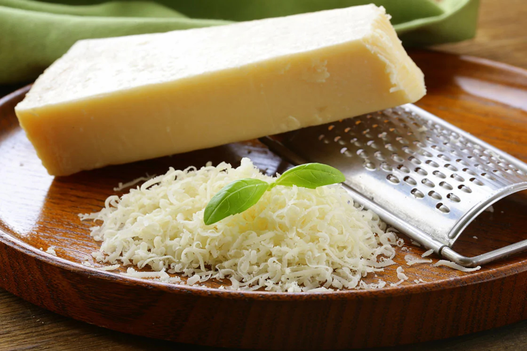 Παρμεζάνα: Ποιο είναι το ιταλικό τυρί που δίνει γεύση στις μακαρονάδες σας;