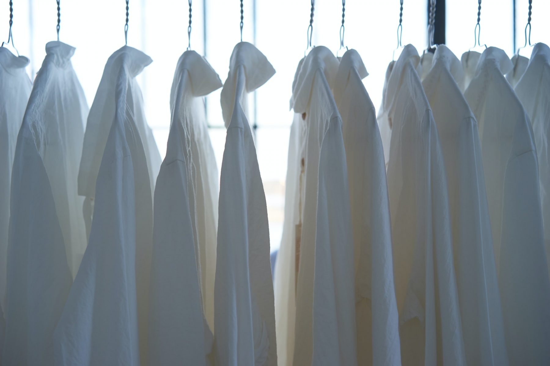 Λευκό look: Tρόποι για να φοράτε λευκό πριν, κατά τη διάρκεια και μετά από μια δύσκολη ημέρα