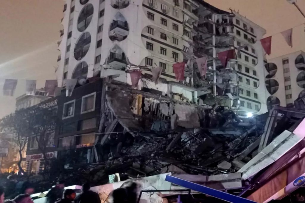 Εκατοντάδες νεκροί από τον ισχυρό σεισμό 7,8 ρίχτερ στην Τουρκία